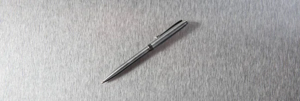 Penna su scrivania in acciaio inox per concetto di firma commerciale — Foto Stock