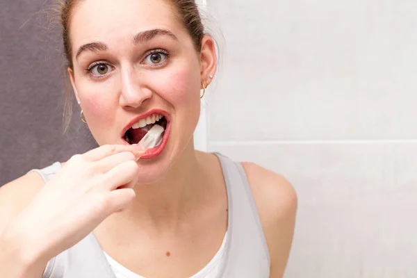 Feliz jovem mulher lavar os dentes com cuidado para uma rotina saudável — Fotografia de Stock