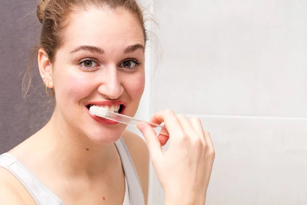 Rahat güzel genç kadın sağlığı için dişlerini yıkama — Stok fotoğraf