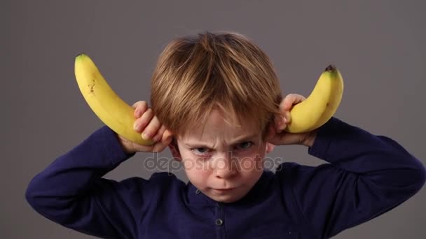 Agresywne przedszkola chłopiec grożąc jak bully gniew lub braku zgody — Wideo stockowe