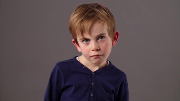 Gratis kleine jongen schudt zijn hoofd uitspreken zijn verveling — Stockvideo