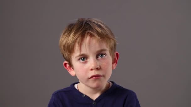 Niño pequeño expresando miedo y sorpresa enfrentando peligro o error — Vídeos de Stock