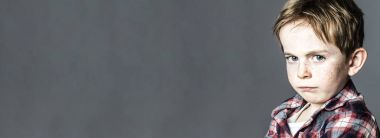 deli ufaklikla bir tutum ayakta profilinden, panorama