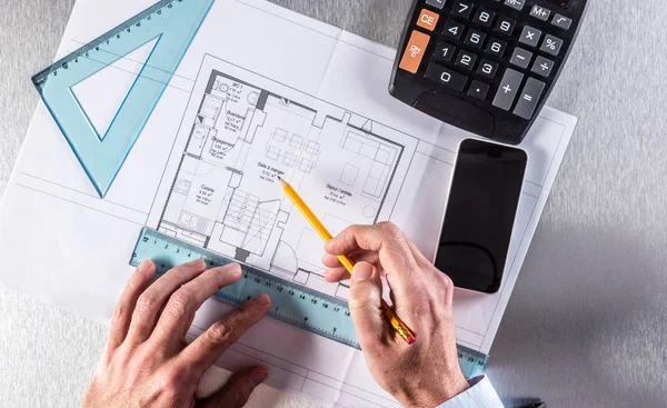 Arquiteto mãos trabalhando em seu escritório para o conceito de construção de casa — Fotografia de Stock