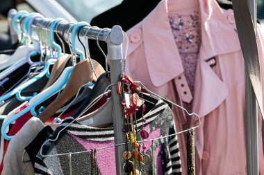 güzel kadınlar hızlı moda göstermek ile takı üzerinde açık satış