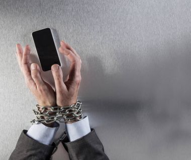 zincir kurumsal iletişim telefon kapma işadamı elleri kolları bağlı.