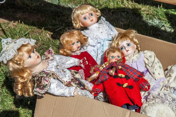 Антикварные и винтажные фарфоровые или пластиковые куклы на блошином рынке — стоковое фото