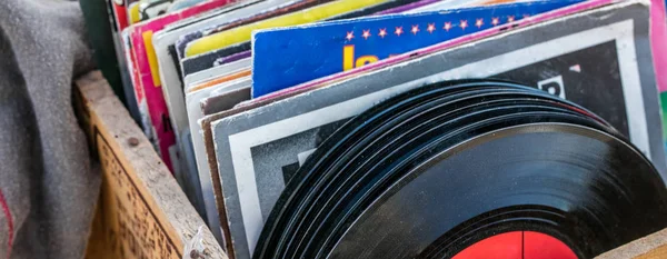 Venta de garaje exhibición de LPs y vinilos para coleccionistas de música —  Fotos de Stock