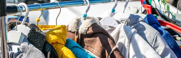 Vêtements, vestes et manteaux d'hiver pour bébés usagés affichés sur le rack — Photo
