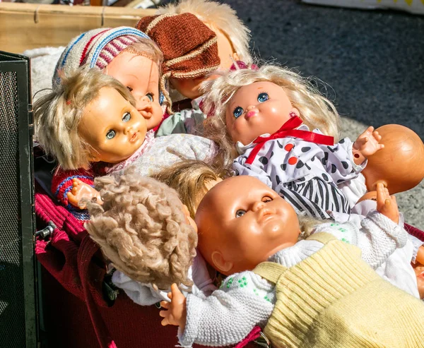 Показ пластиковых кукол 70-х годов для повторного использования игрушек — стоковое фото