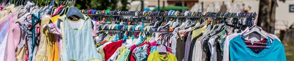 Alignement des vêtements pour bébés et enfants d'occasion à recycler — Photo