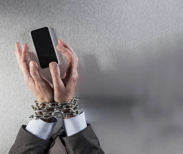 Cadena atado hombre de negocios manos agarrando el teléfono de comunicación corporativa — Foto de Stock
