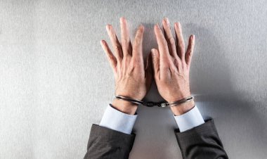 ofiste bekleyen kelepçe ile anonim düz işadamı el