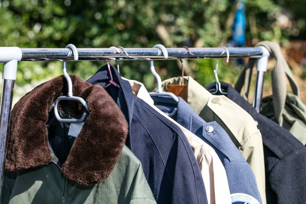 Mantolar ve ceketler üzerinde tasarruf raf için satış depolamak — Stok fotoğraf