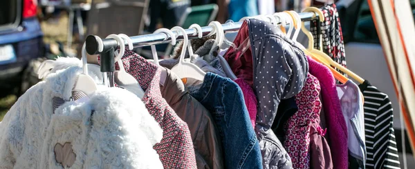 Rack de jaquetas de bebê de inverno em segunda mão no mercado de pulgas — Fotografia de Stock