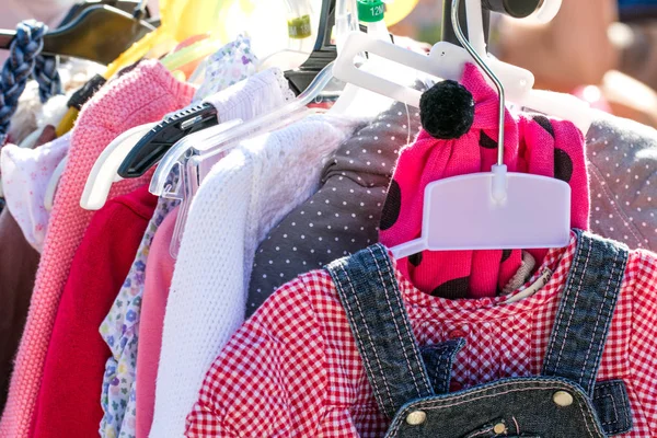 Mooie tweedehands kleding meisje op garageverkoop te gebruiken — Stockfoto