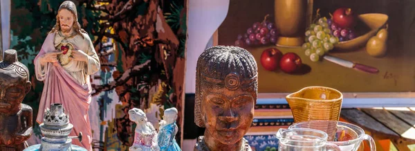 Különböző vallási szimbólumok, festés, ételek, afrikai szobrok és Krisztus — Stock Fotó