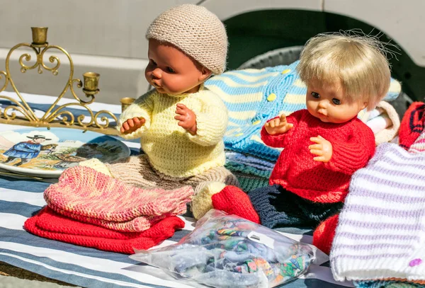 70s second hand plastic dolls for knitting know-how outdoor — Stock Photo, Image