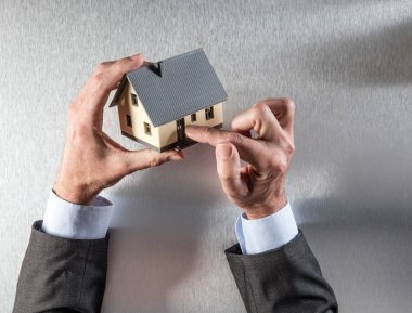 Kapı girişinde güvenlik için gösterilen yeni ev alıcı eller