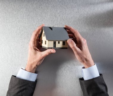 Yeni mülk sahibi ev ev değerleme için hakkında düşünme eller