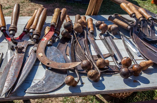 Vintage štětec háky a hardwarové nástroje na bleší trh venkovní — Stock fotografie