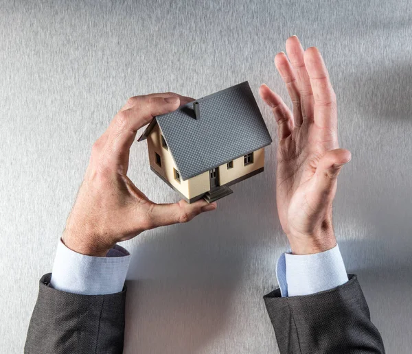 Emlakçı veya bir ev tutarak emlak geliştirici