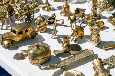 bit pazarında satılan koleksiyonu için çeşitli ikinci el pirinç