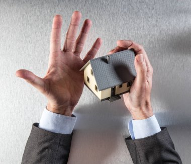 sürpriz emlakçı veya bir ev tutarak özellik satıcısı