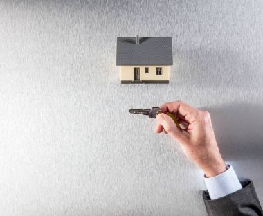 el işadamı, ev sahibi veya Emlak Ajan anahtar vermek