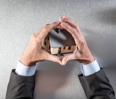 çevre dostu bina koruma kucaklayan bir ev iş adamı eliyle