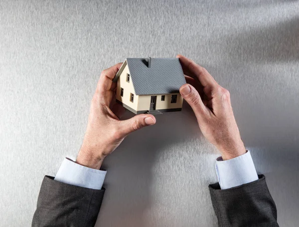 ev değerleme veya özellik Satılık bir ev tutarak işadamı