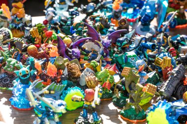 Aşırı tüketim ve atık, açık havada sembolü için plastik figürler