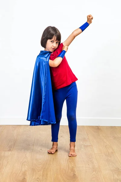 Happy superhero bersenang-senang untuk kekuatan gadis dan konsep feminisme — Stok Foto