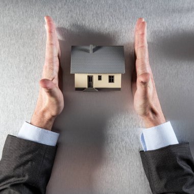 yeni ev koruma düz iş adamı elleriyle güvenli ev concept