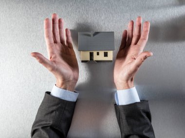 sunma ya da yeni bir ev proje sunan emlakçı