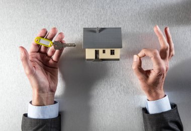 zen ev sahipliği ile evin anahtarı elinde sembolü