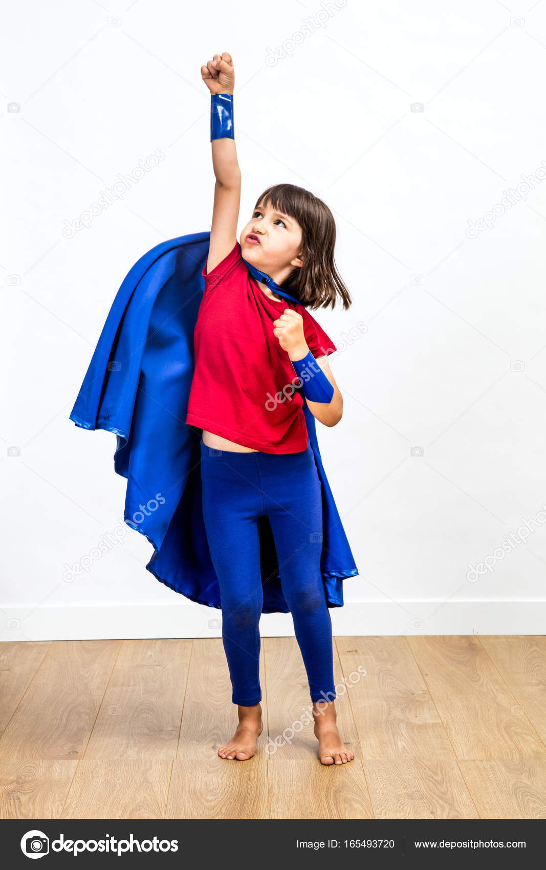 Niño con super fuerza | Niño héroe super motivado mostrando fuerza e