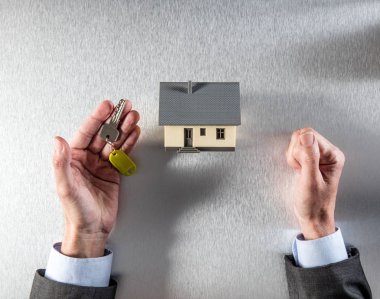 Kiralama, satış veya iş adamı elinde ev satın almak için yansıma