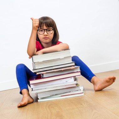 başparmak yukarıya için akıllı eğitim ve çocuk için kitap okuma