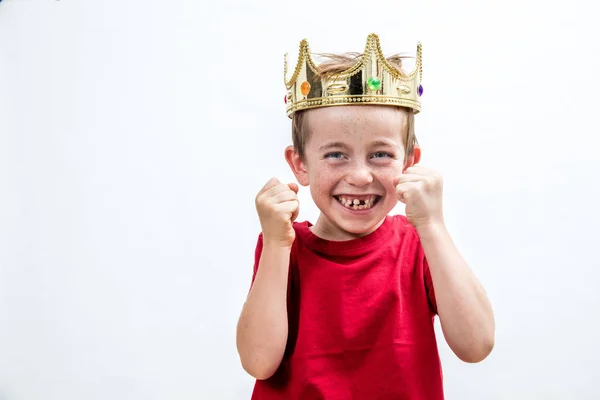 Actitud infantil con risitas joven mimado chico con una corona —  Fotos de Stock