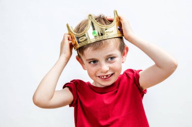 bir taç giyen wiggled diş ile mutlu güzel çocuk