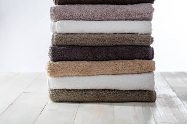 Otel veya Çamaşırhane konsepti için temiz yumuşak havlu yığını