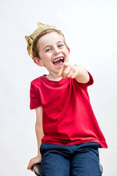 Riéndose hermoso mimado niño para burlarse actitud y traviesa educación —  Fotos de Stock