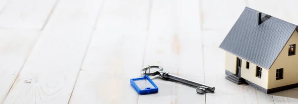 ev sahipliği, kiralama veya yatırım ile ev anahtar kavramı