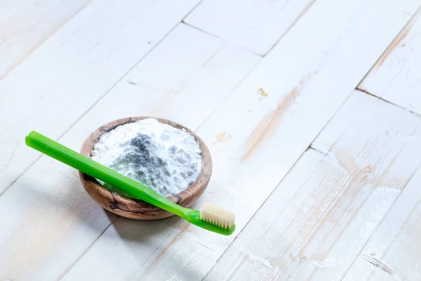 Очистка и осветление зубов натуральной нетоксичной пищевой содой — стоковое фото