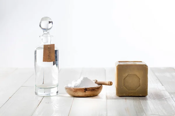 Elegantní domácí čistič ocet a jedlá soda, kopie prostor — Stock fotografie