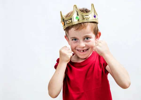 Дитяче ставлення і догляд за зубами для усміхненого зіпсованого хлопчика — стокове фото