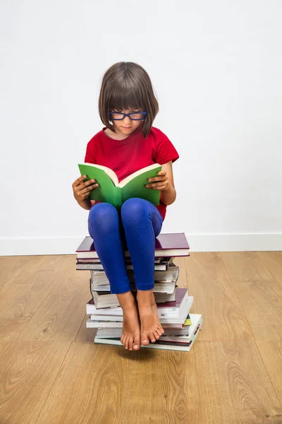 Hermosa joven colegiala con gafas de lectura para la cultura p —  Fotos de Stock