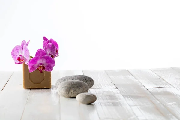 Eco Przyjacielski dres z zen kamyki, storczyki i tradycyjne mydła — Zdjęcie stockowe