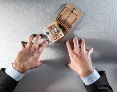 Euro kurumsal hırsızlık için kapmak için bekleyen sabırsız işadamı